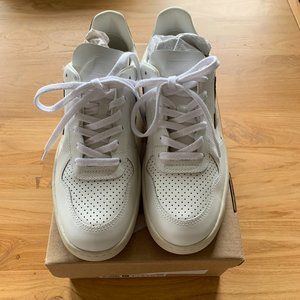 Veja V-10 leather sneaker, very lightly worn, size 42